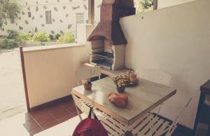 eine Küche mit einem Tisch und einem Pizzaofen in der Unterkunft Casa rural en Hoya de Tunte 3 in San Bartolomé de Tirajana
