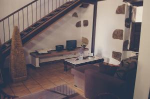 un soggiorno con divano e tavolo di Casa rural en Hoya de Tunte 2 a San Bartolomé