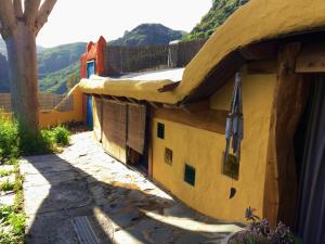 an outside view of a building with mountains in the background at Vivelorural casa La Cuevita, Santa Brígida in Santa Brígida
