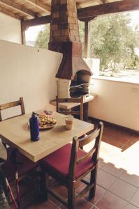 a wooden table with a plate of food and an oven at Vivelorural Casa Tunte 2, BBQ y terraza in San Bartolomé de Tirajana