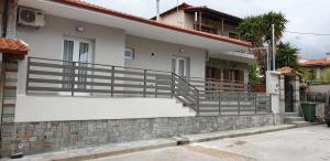 Το κτήριο όπου στεγάζεται  το διαμέρισμα