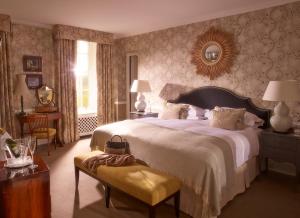 Ένα ή περισσότερα κρεβάτια σε δωμάτιο στο Chewton Glen Hotel - an Iconic Luxury Hotel +109 φωτογραφίες