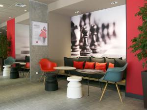 Coin salon dans l'établissement Hotel ibis Lisboa Saldanha