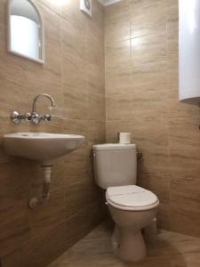 プリモルスコにあるEdelvais Guest Houseのバスルーム(トイレ、洗面台付)