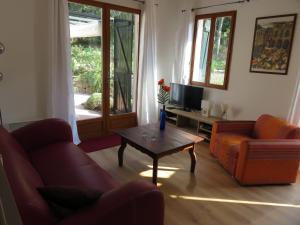 een woonkamer met 2 banken en een salontafel bij Residence de la Rasclose in Sorède