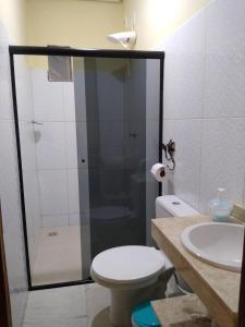 ein Bad mit einer Dusche, einem WC und einem Waschbecken in der Unterkunft Hospedaria Casa de Adriana in Lençóis