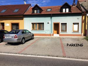 un'auto parcheggiata in un parcheggio di fronte a una casa di Apartmán MH a Břeclav