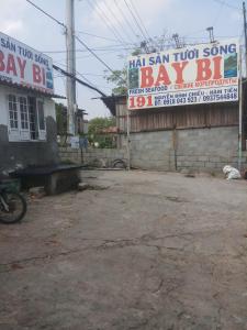 ein Gebäude mit einem Schild für aay binonym songbaybu in der Unterkunft Gạo Homestay in Mui Ne