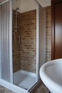 ein Badezimmer mit einer Dusche, einer Badewanne und einem Waschbecken in der Unterkunft Appartamento Pia. in Tuoro sul Trasimeno