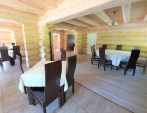a dining room with a white table and chairs at Casa Cartianu in Târgu Jiu