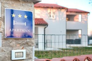 Certificato, attestato, insegna o altro documento esposto da LAMALU