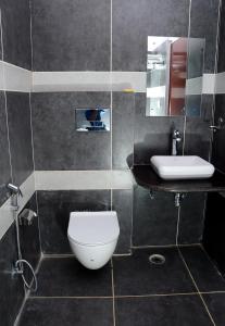 a bathroom with a toilet and a sink at Meera Mahal in Sawāi Mādhopur +22 photos