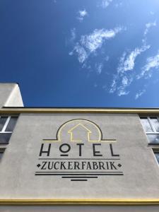 Ein Schild auf der Vorderseite eines Hotels auf der Vorderseite seiner Fahrten in der Unterkunft Hotel Zuckerfabrik in Stuttgart