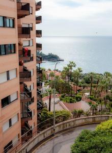 een uitzicht op de oceaan vanuit een gebouw bij Charmant 2 pieces frontiere Monaco in Beausoleil