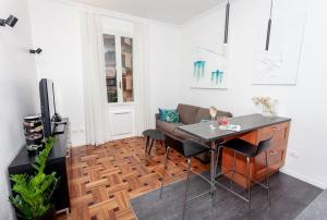 a living room with a table and a couch at Charmant 2 pieces frontiere Monaco in Beausoleil