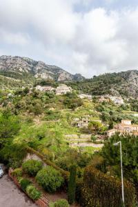 een uitzicht op een heuvel met huizen en bomen bij Charmant 2 pieces frontiere Monaco in Beausoleil