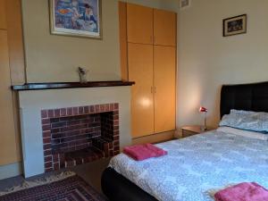 Ένα ή περισσότερα κρεβάτια σε δωμάτιο στο Walnut Cottage - 2 bedroom pet friendly country cottage