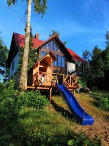 Herní místnost nebo prostor pro děti v ubytování Kuleszówka Domek na Kaszubach z Balią Ogrodową