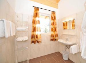 Koupelna v ubytování Gästehaus Kastenhof + 37 fotografií