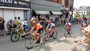 un grupo de personas montando bicicletas por una calle en Air B&B Casa Dodo, en Geraardsbergen