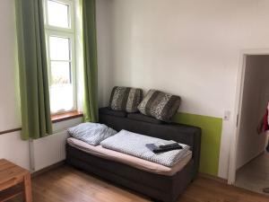 ein Zimmer mit einem Sofa mit zwei Kissen darauf in der Unterkunft Hof Jüttmann in Badbergen