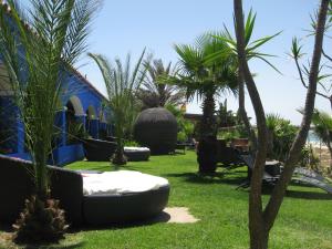 un complejo con palmeras en el patio en Arte Vida, en Tarifa