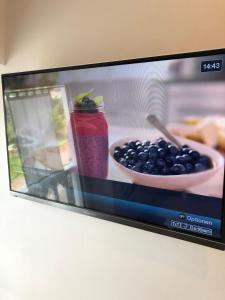 ein Bild von einer Schale Blaubeeren und einer Schale Obst in der Unterkunft Haus Grünewald Unsleben in Unsleben