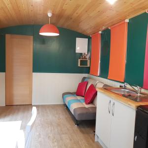 Gallery image of Annascaul Train Carriage suit couple and 2 children in Annascaul +14 photos