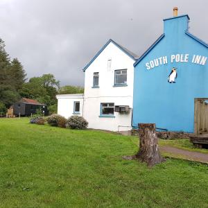 una casa con un cartello che legge South pole Inn di Annascaul Train Carriage suit couple and 2 children ad Anascaul