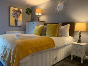 um quarto com uma cama com um cobertor amarelo em Merchant City Modern 1 Bed Executive Flat em Glasgow