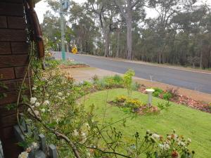 Κήπος έξω από το Walnut Cottage - 2 bedroom pet friendly country cottage