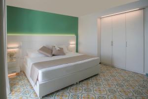 Postel nebo postele na pokoji v ubytování Lloyd's Baia Hotel