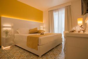Postel nebo postele na pokoji v ubytování Lloyd's Baia Hotel