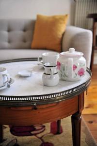 una mesa de centro con dos tazas de té y tazas. en Burdigala Homes - Appart Sainte Catherine, en Burdeos