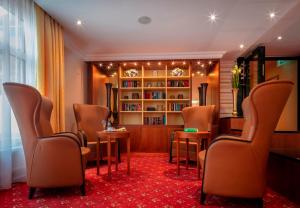 Posezení v ubytování Hotel Schweizer Hof Thermal und Vital Resort + 35 fotografií