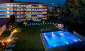 Bazén v ubytování Hotel Schweizer Hof Thermal und Vital Resort nebo v jeho okolí
