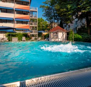 Bazén v ubytování Hotel Schweizer Hof Thermal und Vital Resort nebo v jeho okolí