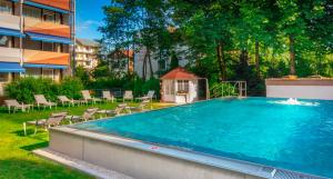 Bazén v ubytování Hotel Schweizer Hof Thermal und Vital Resort nebo v jeho okolí