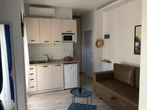A kitchen or kitchenette at MAGO APARTMENTS
