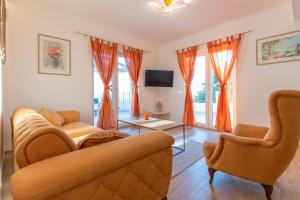 sala de estar con sofá y 2 sillas en Luxury villa Angel in Makarska, wellness oasis en Makarska