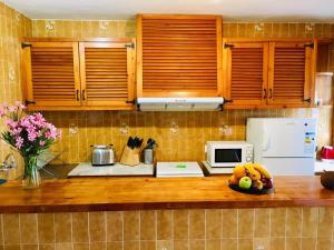 a kitchen with a counter with a bowl of fruit at CASA PAQUITA ¡¡¡VISTAS ESPECTACULARES!!! in Sant Josep de sa Talaia