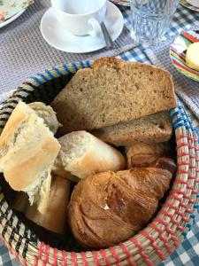uma cesta de pão e bolos sobre uma mesa em Corriebeg Cottage em Borris