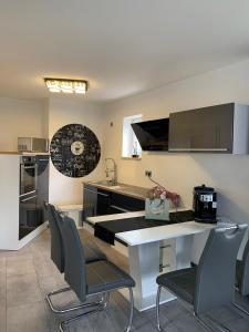 Nhà bếp/bếp nhỏ tại Luxus Appartement Brühlervorstadt Erfurt