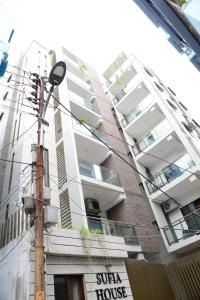 una luz de la calle frente a un edificio en Sufia House Apartment, en Dhaka