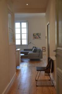 - un salon avec deux canapés et une table dans l'établissement Burdigala Homes - Appart rue Ausone, à Bordeaux