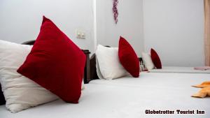 Postel nebo postele na pokoji v ubytování Globetrotter Tourist Inn