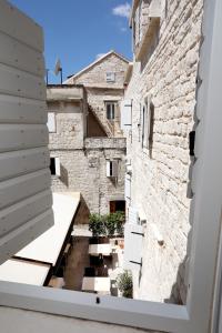 una ventana con vistas a un callejón en Villa Teuta, en Trogir