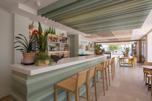 Restaurant o un lloc per menjar a La Goleta Hotel de Mar - Adults Only