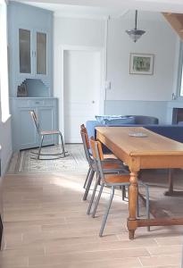 jadalnia ze stołem i krzesłami w pokoju w obiekcie La buissonnière w mieście Leuilly-sous-Coucy