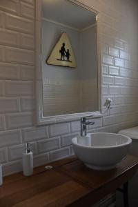 La salle de bains est pourvue d'un lavabo et d'un miroir. dans l'établissement La buissonnière, à Leuilly-sous-Coucy